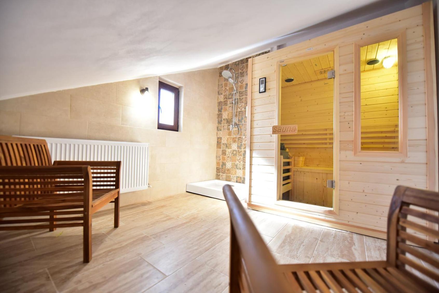 Regim Hotel Hanea Jacuzzi In Camera,Piscina Exterioara Si Sauna Comuna ซีบิว ภายนอก รูปภาพ